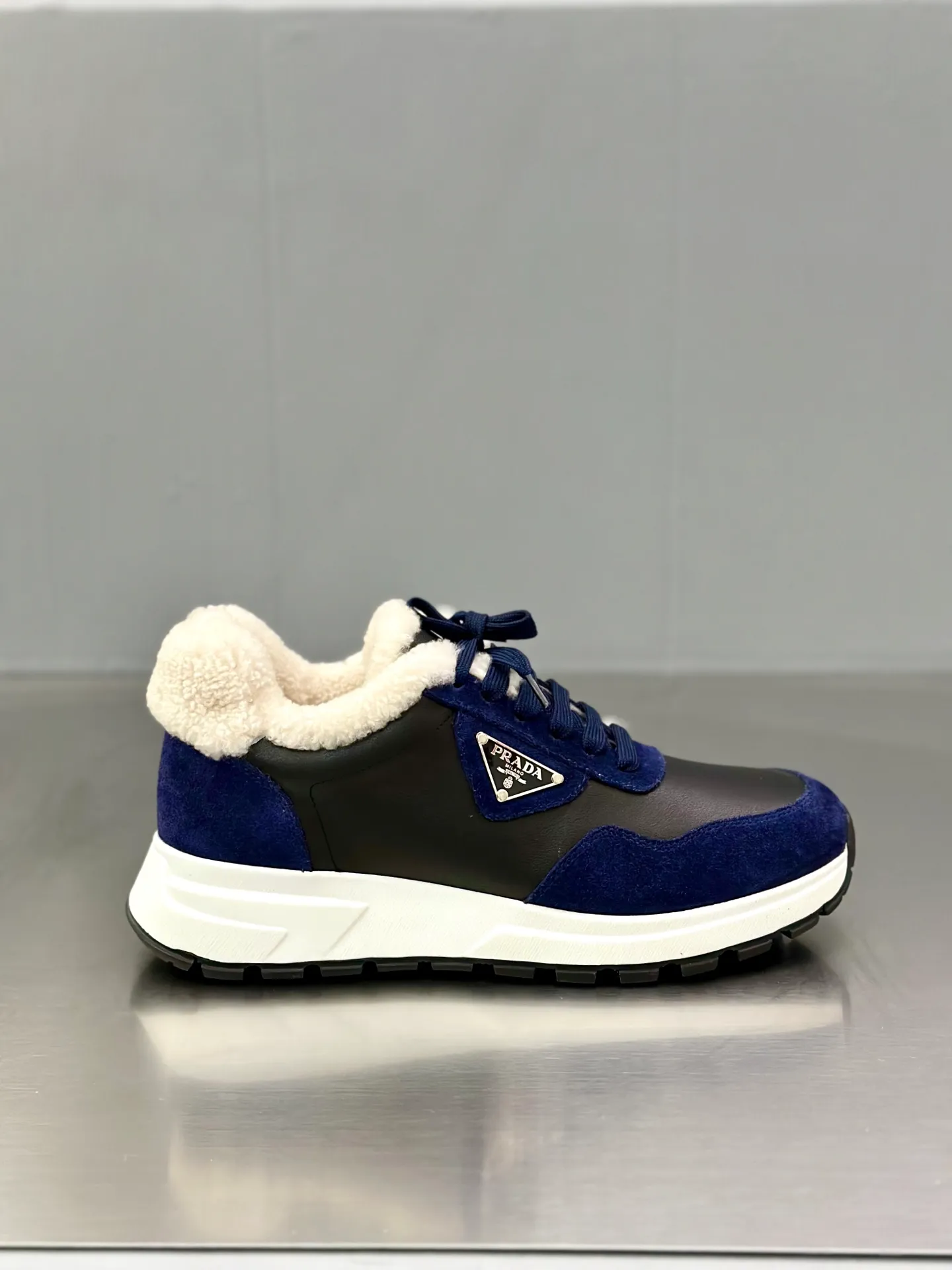 💰780 Prada/Prada men's new wool sneakers. This sneaker presents a modern version, reinterpreting the brand's archive style with clean lines and smooth details. The shoes are made of calf leather and technical fabric, with a triangular metal logo on the outside, bright TPU decoration on the heel, and a longer and padded inner heel design for a more comfortable fit. The tongue is decorated with a silk-screen logo, and is paired with a hollow rubber sole on the heel. The full cowhide lining comes standard with logo cowhide foot pads, making the upper foot taller, more comfortable, and versatile! Comes with full original packaging! Size: 39-40-41-42-43-44 standard leather shoe size (45 can be customized and does not support returns)